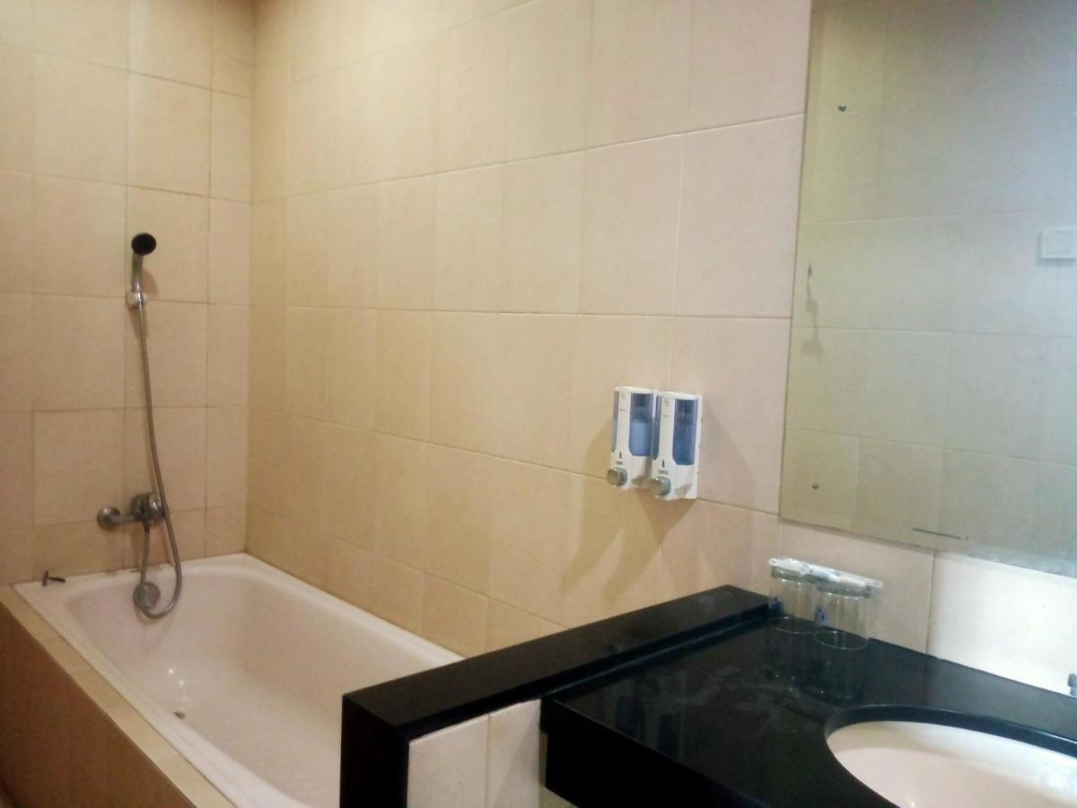 Oyo 90102 Edotel Hotel By Dbest Hospitality バンドゥン エクステリア 写真