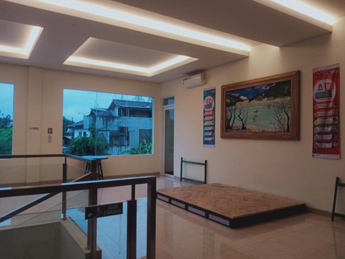 Oyo 90102 Edotel Hotel By Dbest Hospitality バンドゥン エクステリア 写真